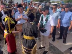 Disambut Tarian Mosega, ASR Tekankan Pengabdian tanpa Batas untuk Sultra