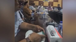 Tertangkap Kamera Pria Berkacamata Diduga Asyik Main MiChat Saat Rapat Pemekaran Kabaena