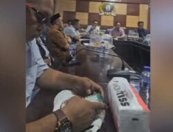 Tertangkap Kamera Pria Berkacamata Diduga Asyik Main MiChat Saat Rapat Pemekaran Kabaena