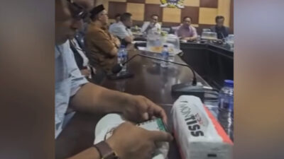 Tertangkap Kamera Pria Berkacamata Diduga Asyik Main MiChat Saat Rapat Pemekaran Kabaena