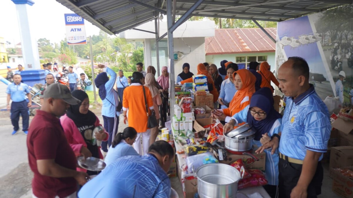 Bantu Warga Dapatkan Sembako Murah, Yasarini Lanud Haluoleo dan Pia Ardhya Garini Gelar Bazar