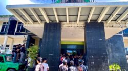 Kantor KPKNL Kendari Disegel, Massa Minta Lelang Ditunda