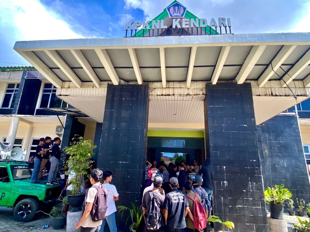 Kantor KPKNL Kendari Disegel, Massa Minta Lelang Ditunda