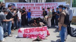 Ratusan Demonstran Desak Kejati Sultra Tetapkan Kejelasan Status Hukum Bupati Bombana