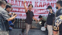 Mahasiswa Kritik Penanganan Dugaan Korupsi Jembatan Cirauci II di Kejati Sultra Lewat Aksi Simbolik