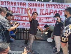 Mahasiswa Kritik Penanganan Dugaan Korupsi Jembatan Cirauci II di Kejati Sultra Lewat Aksi Simbolik