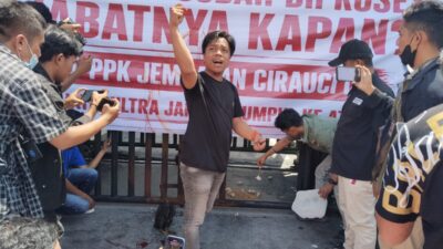 Mahasiswa Kritik Penanganan Dugaan Korupsi Jembatan Cirauci II di Kejati Sultra Lewat Aksi Simbolik