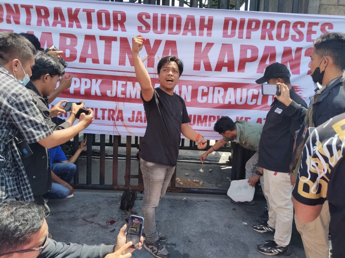 Mahasiswa Kritik Penanganan Dugaan Korupsi Jembatan Cirauci II di Kejati Sultra Lewat Aksi Simbolik