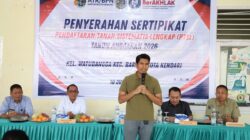 Turun Langsung ke Watubangga, Bahtra Serahkan Sertifikat PTSL kepada Warga