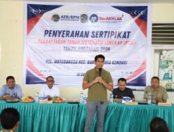 Turun Langsung ke Watubangga, Bahtra Serahkan Sertifikat PTSL kepada Warga