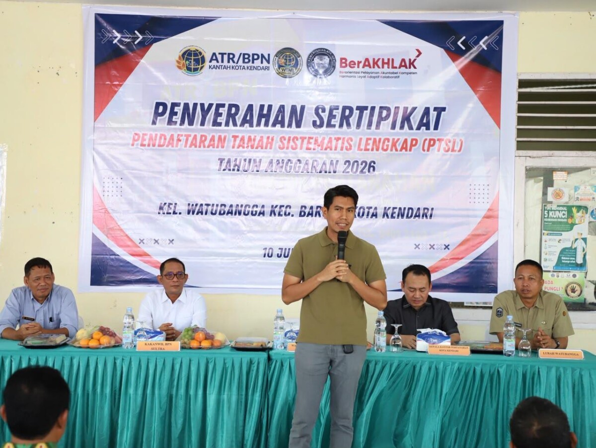 Turun Langsung ke Watubangga, Bahtra Serahkan Sertifikat PTSL kepada Warga