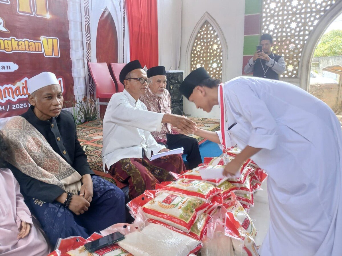 Habil Marati Salurkan 2,5 Ton Beras untuk Warga Kendari
